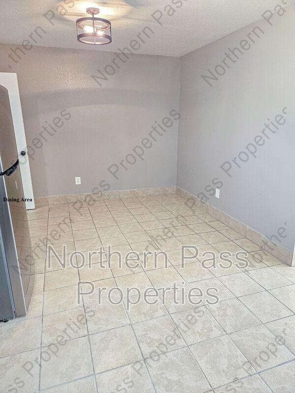 Building Photo - 810 Elm St