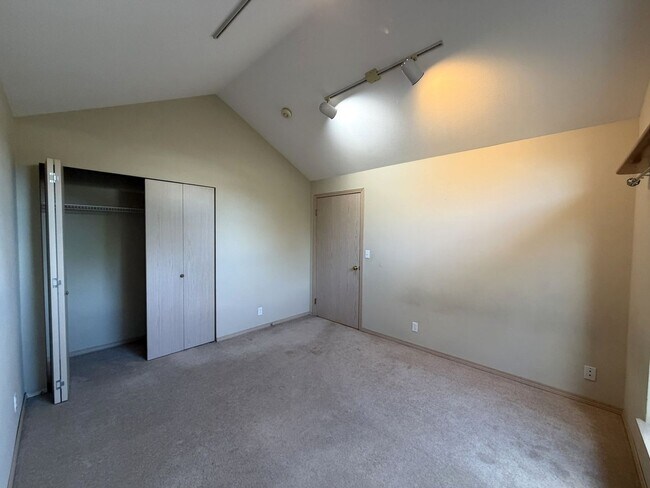 Building Photo - Charming Gleneagle Rambler – Prime Arlington Location