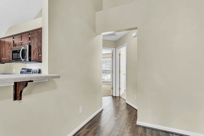 Building Photo - 3 Bedroom 2 Bathroom Home in Hampton Place...