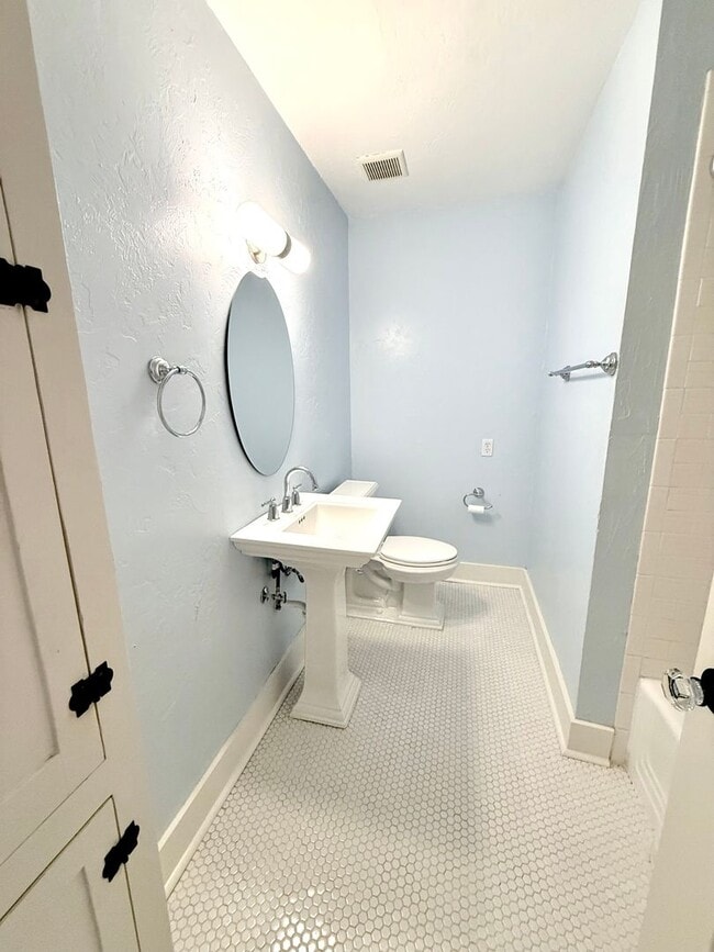 Building Photo - Updated 3BD 1.5BA Home with Bonus Office Space in Central Park!!