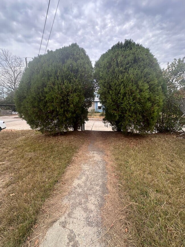 Building Photo - 3 bedroom 1 bath close to Mercer University!