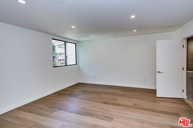 Building Photo - 328 N Maple Dr