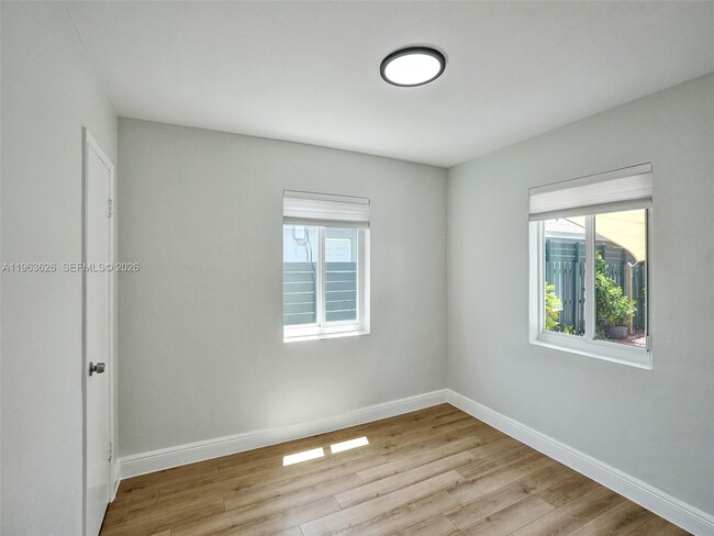 Building Photo - 1713 NE 15th Ave