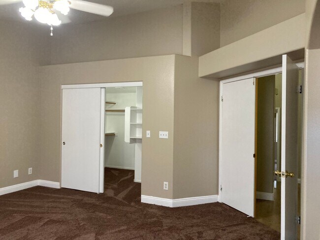 Building Photo - Townhouse 3 bedroom 2.5 bath 2 car garage