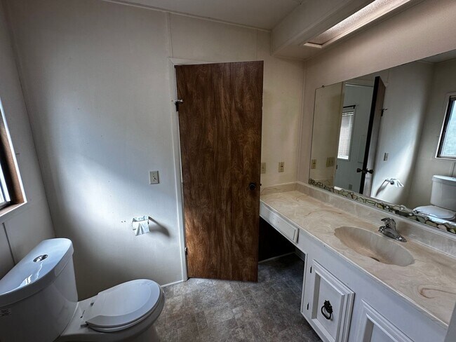 Building Photo - Quiet 3 bedroom in Umpqua