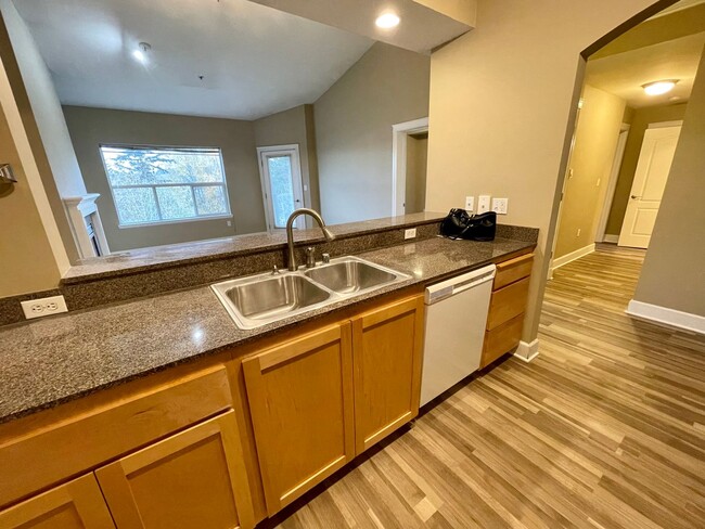 Building Photo - Beautiful, spacious two-bedroom, two-bath ...