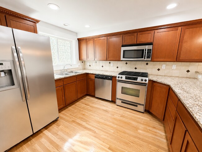 Building Photo - 9215 Roosevelt Way NE