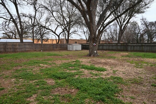 Building Photo - Handicap Accessible 2 Bed 1 Bath With Huge Yard In Burkburnett!