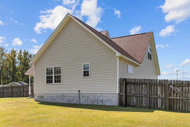 Building Photo - 203 Reid Ct S