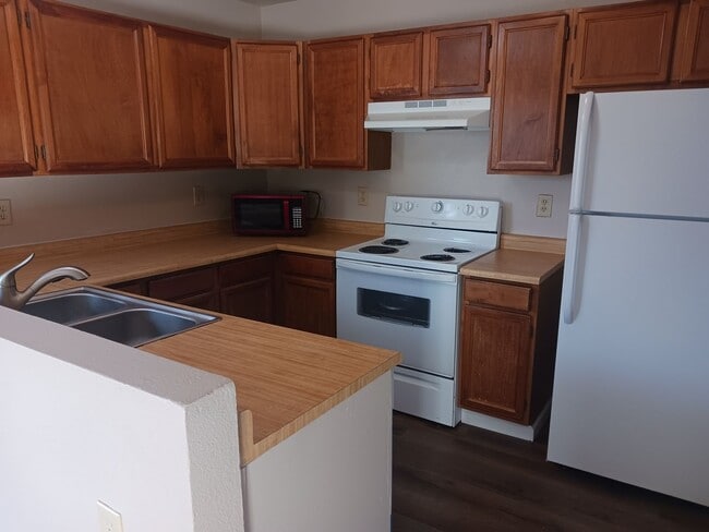 Building Photo - AFFORDABLE & CUTE!