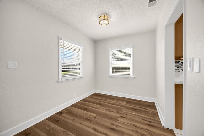 Building Photo - 3 Bed / 2 Bath Home with 2 Car Garage