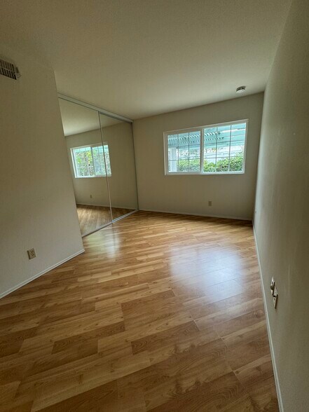 Bedroom 1 double mirrored closet - 15190 Penasquitos Dr