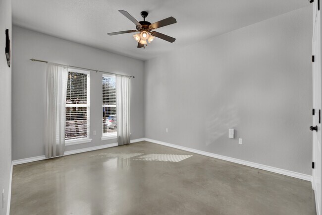 Building Photo - 916 Hudson Ln