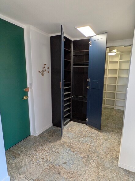 12. Entryway Office Nook - 1960 N Lincoln Park W