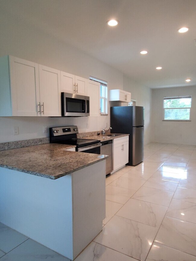 Building Photo - MOVE IN READY-3/2/1-PUNTA GORDA, FL