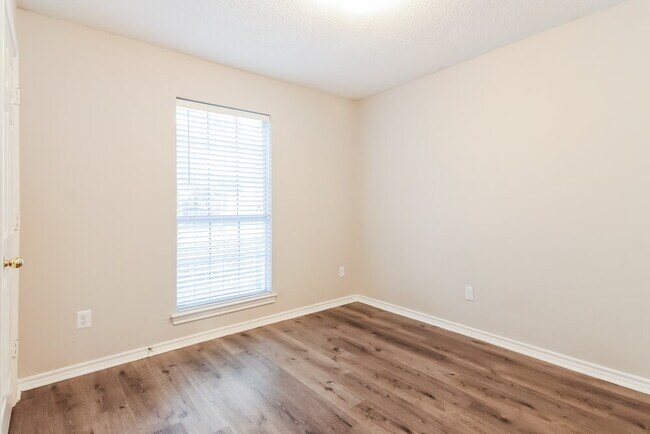 Building Photo - 138 Woodcreek Dr