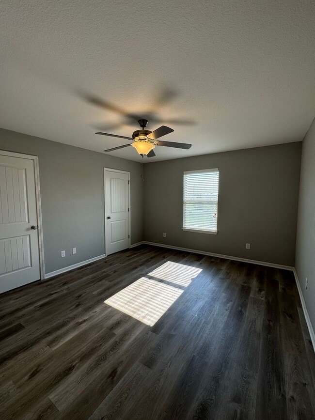 Building Photo - Charming 2 Bedroom, 2.5 Bath Townhome with...