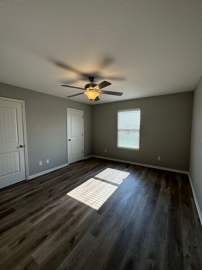 Building Photo - Well-Maintained 2BR/2.5BA Townhome w/ Garage