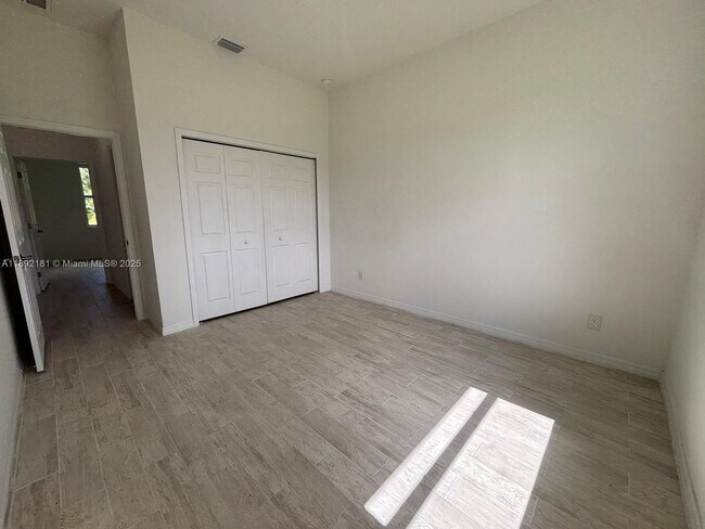 Building Photo - 1018 Maddock St E