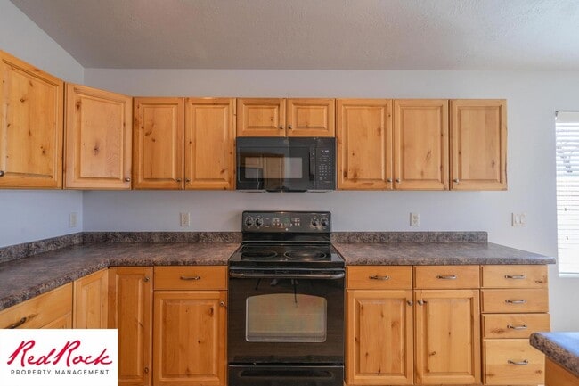 Building Photo - 4 Bedroom in Amber Estates - Newer LVP Flooring throughout home!