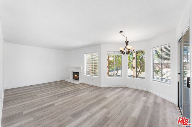 Building Photo - 37105 Zinnia St