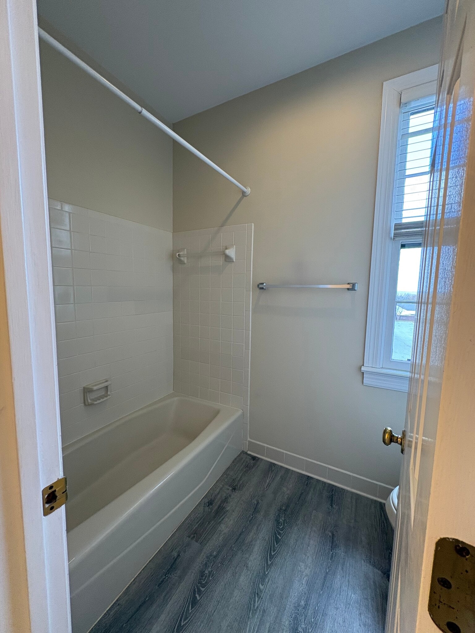 Full shower and tub - 2032 Graybar Ln