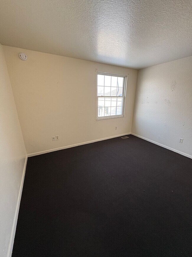 Building Photo - Charming 4 bed home located at in North Toledo