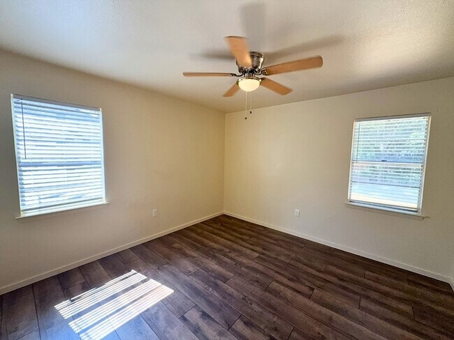 Building Photo - 615 Crane Dr