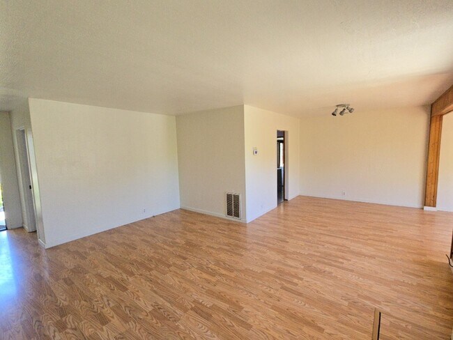Building Photo - 4BD/2BA Eureka home close to schools, medical services