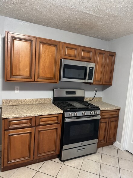 Building Photo - 223 N Queens Ct