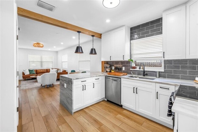 Building Photo - 2621 17th Ave N