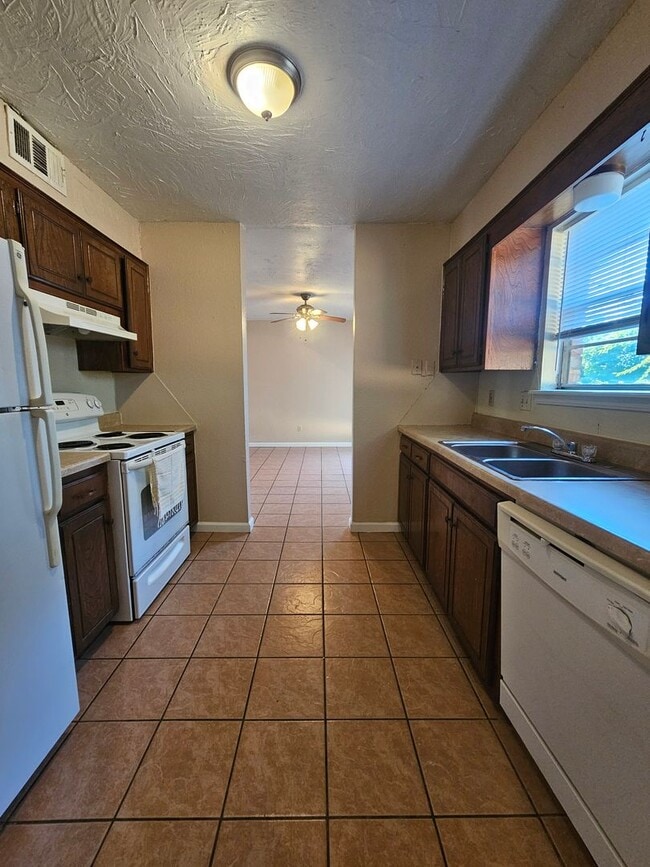 Building Photo - (3) Bed/(1.5) Bath Townhome Avail NOW!