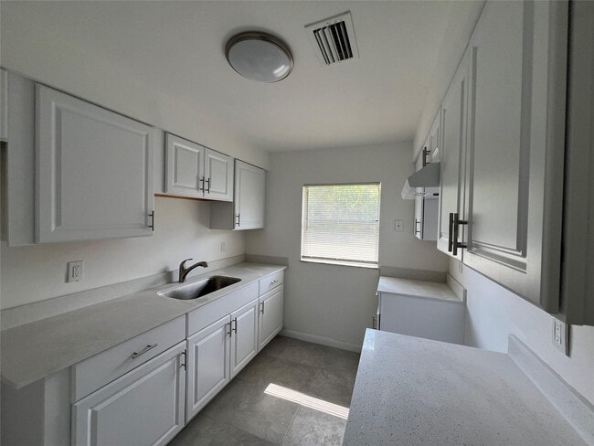 Building Photo - 308 Essex Dr