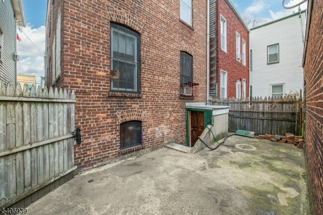 Building Photo - 92 Mallory Ave