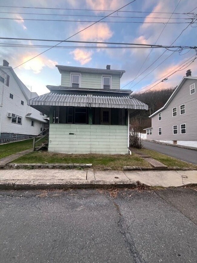 Building Photo - 4 bedroom 2 bathroom