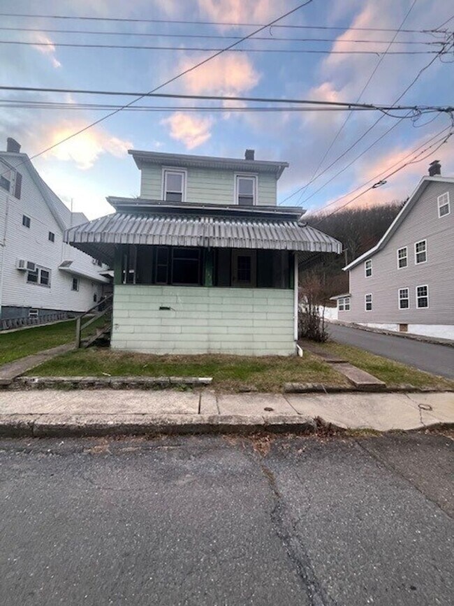 Primary Photo - 4 bedroom 2 bathroom