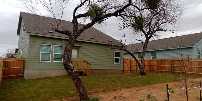 Building Photo - Beautiful 2 Story Home 4bdrm 2.5 bath