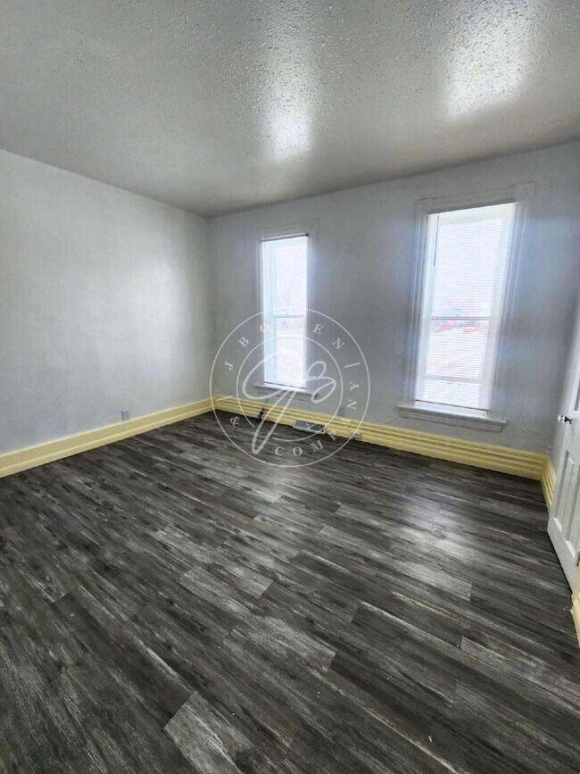 Building Photo - 4 bed 2 bath home with over 1600 Sq Feet!