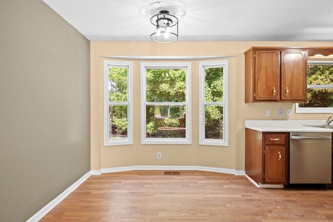 Building Photo - Charming Brick Ranch with Spacious Living Areas & Beautiful Bay Window Views!