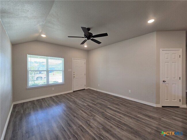 Building Photo - 523 Lost Trl