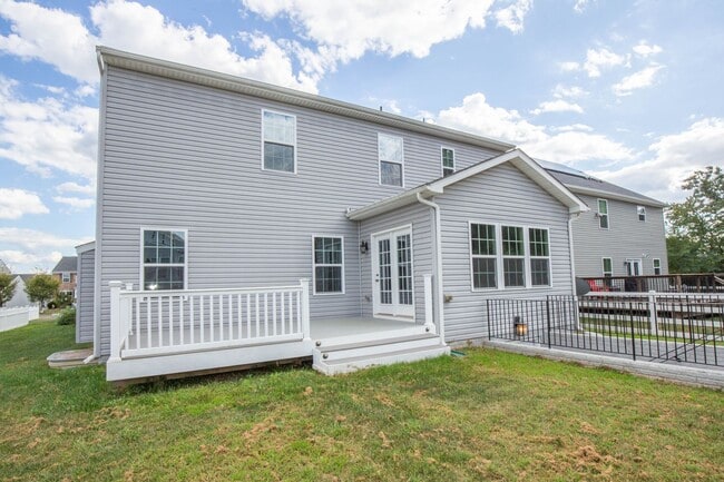 Building Photo - 5 Bed, 4.5 Bath Single Family Home in Step...