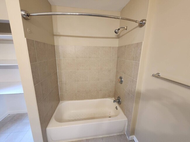 Building Photo - Charming 4-Bedroom Property in Prime Location