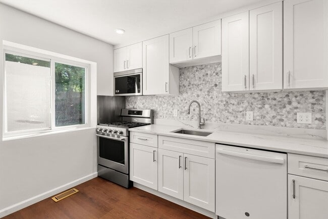 Building Photo - 47 Bayberry Dr