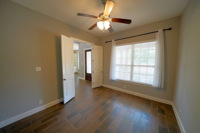 Building Photo - Executive Style Rental Now Available in Bo...