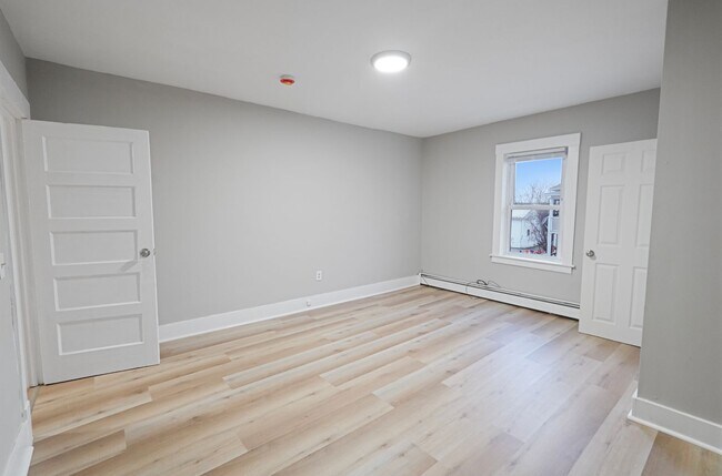 Building Photo - 175 School St