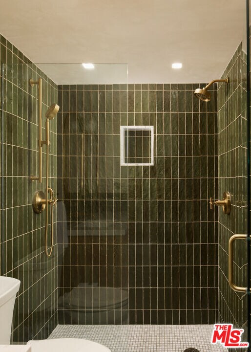 Building Photo - 8787 Shoreham Dr