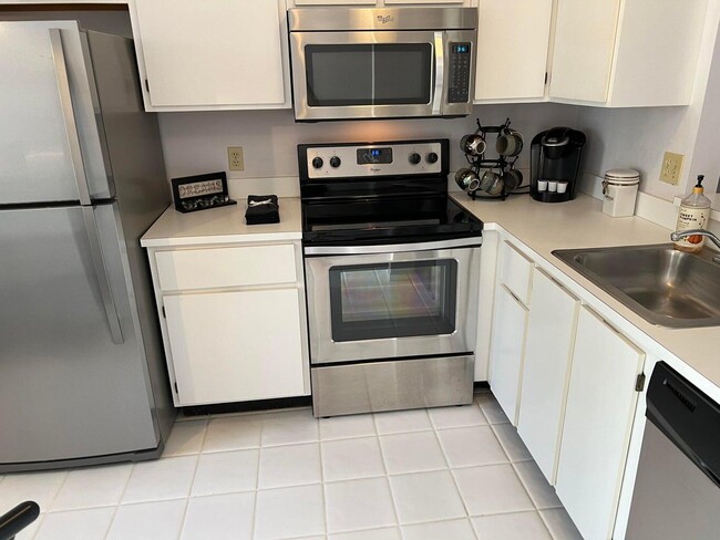 Building Photo - 8919 Sunnywood Pl