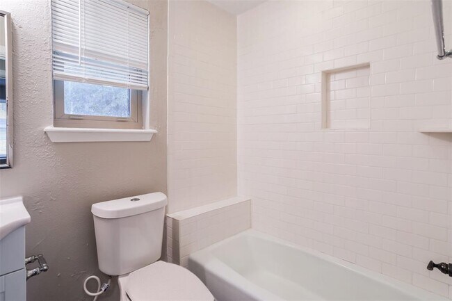 Building Photo - 8917 S Hillcrest Dr