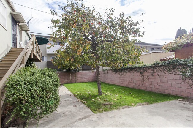 Shared Backyard - 1312 S Victoria Ave