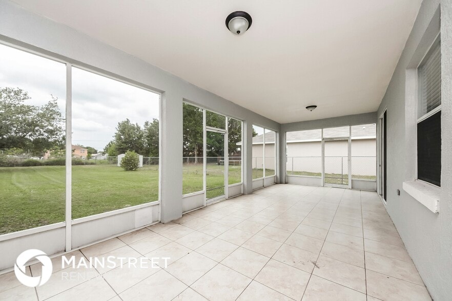 Building Photo - 710 Paris Dr